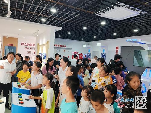 贛州市公房管理服務(wù)中心建營公司開展“六一”安全宣傳與禮儀服務(wù)活動(dòng)